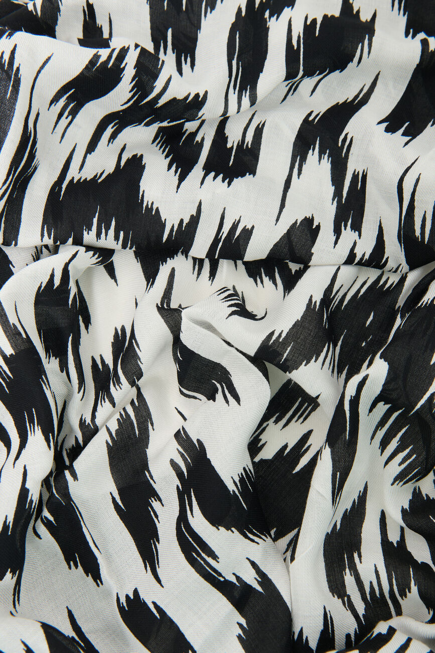 Daisie scarf black woman