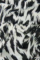 Daisie scarf black woman