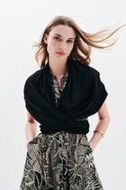 Lazeo scarf black woman