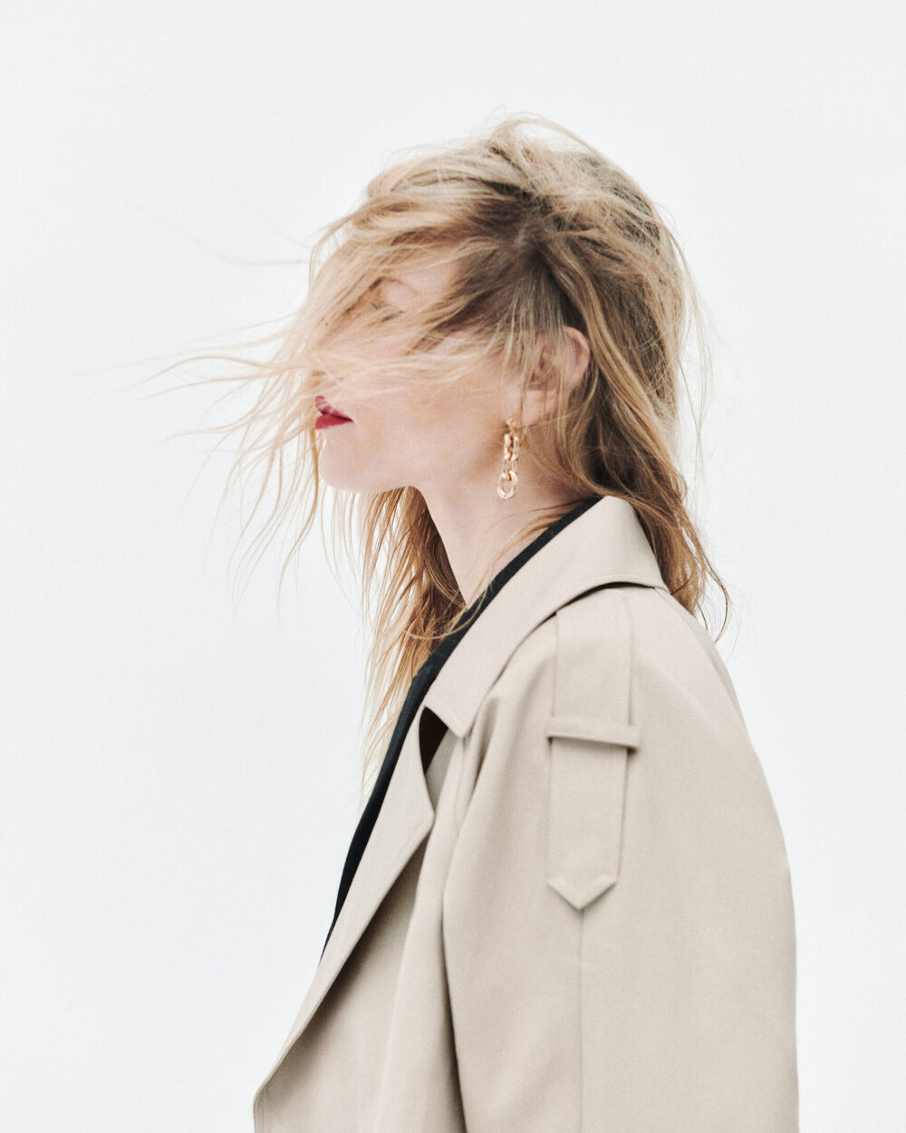 gourmand trench coat sand woman