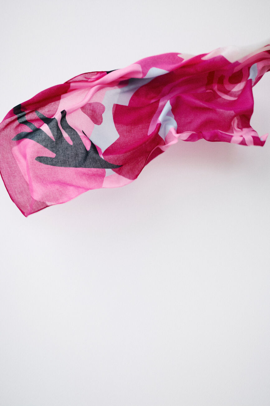 Sjaal Octobre Rose roze vrouw