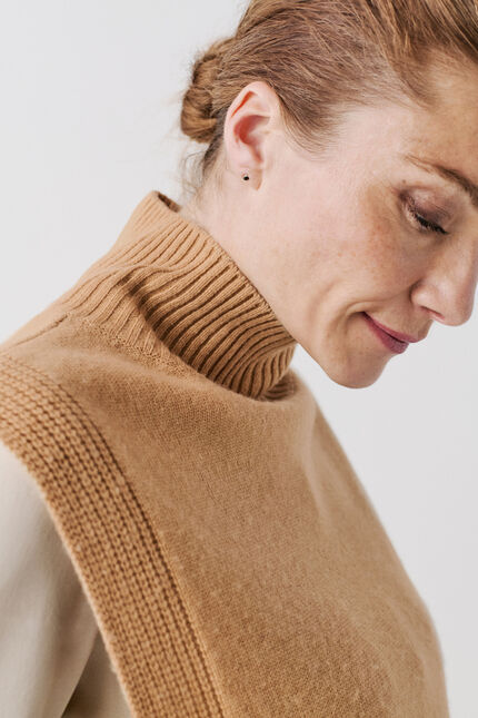 ysee poncho brown woman