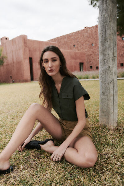 Camisa Gina 100 % lino verde caqui mujer