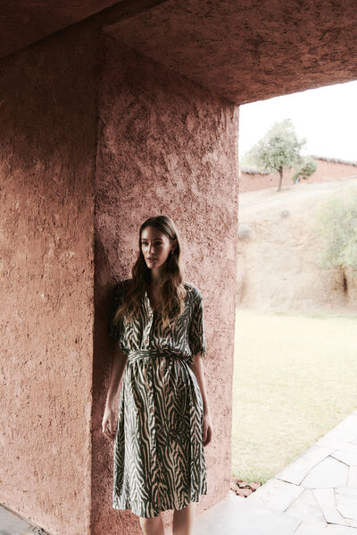 Robe zumilia à imprimé zébré vert kaki femme