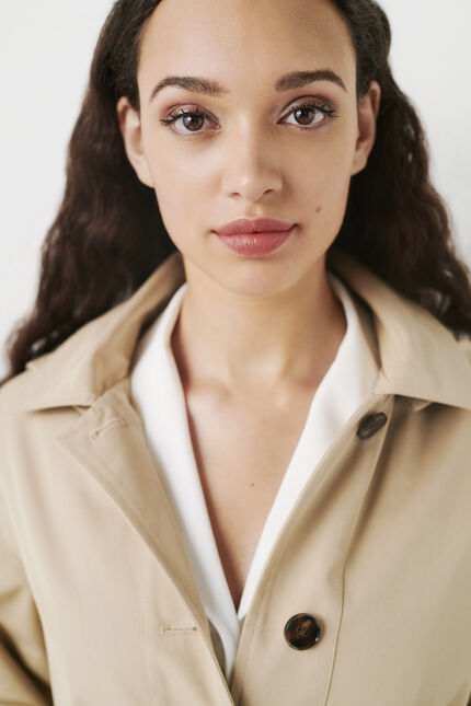 trench gabardine arena mujer