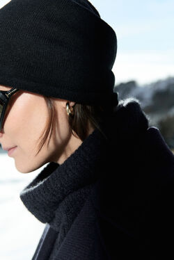 Bendy beanie black woman