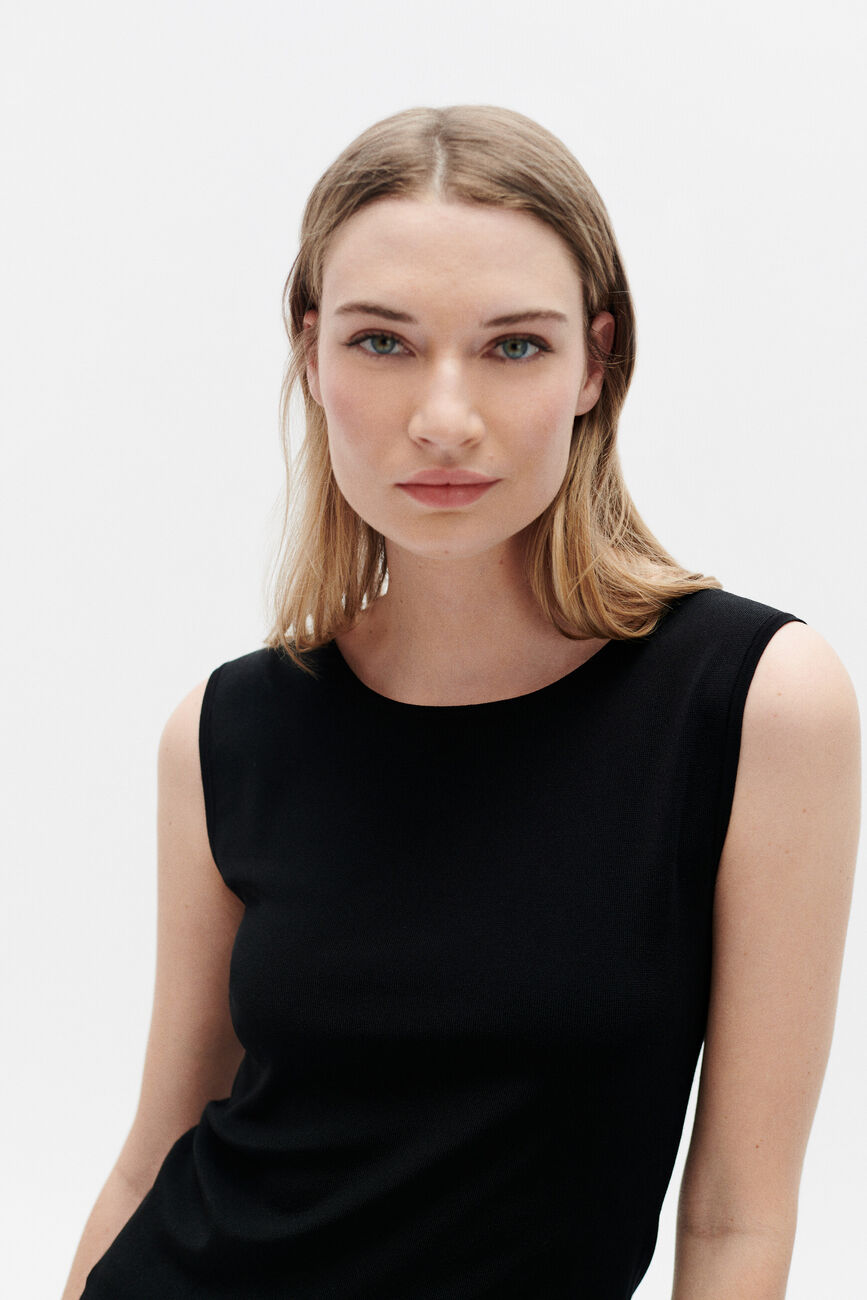 Mtess sweater black woman