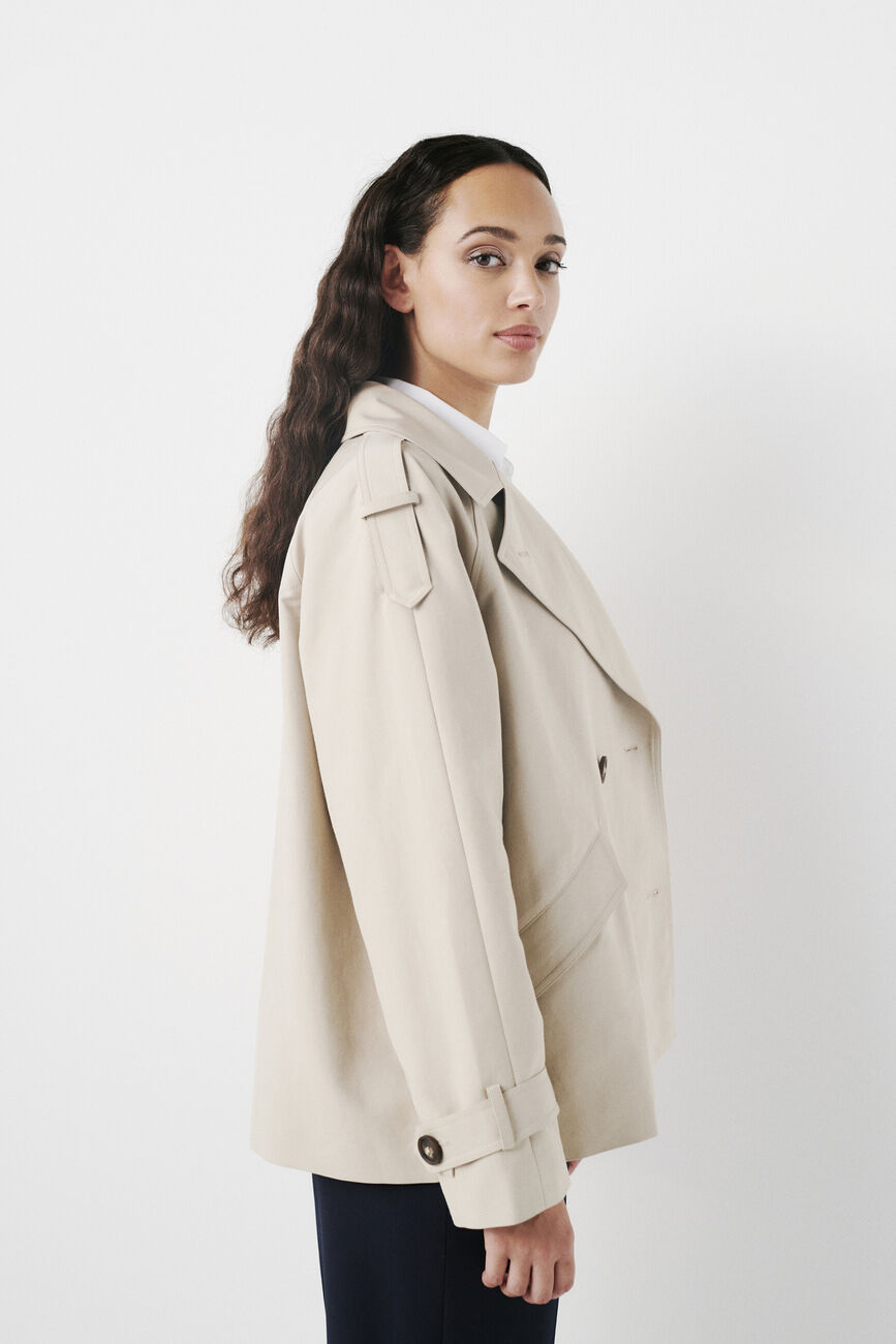 gourmand trench coat sand woman