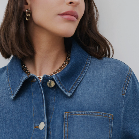 Comment moderniser une tenue avec une veste en jean ?