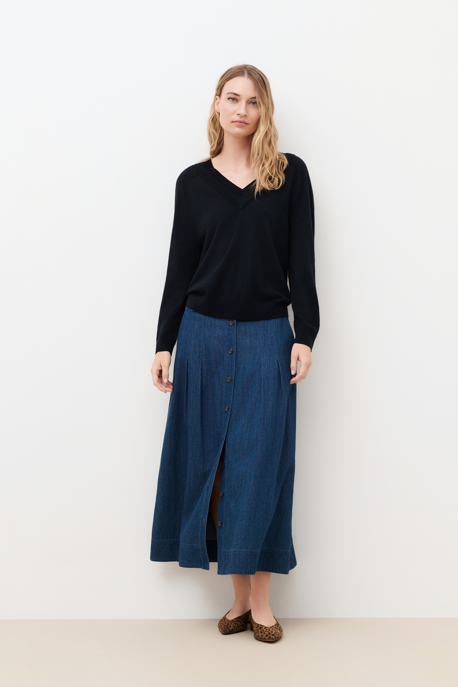 Mwanda sweater black woman