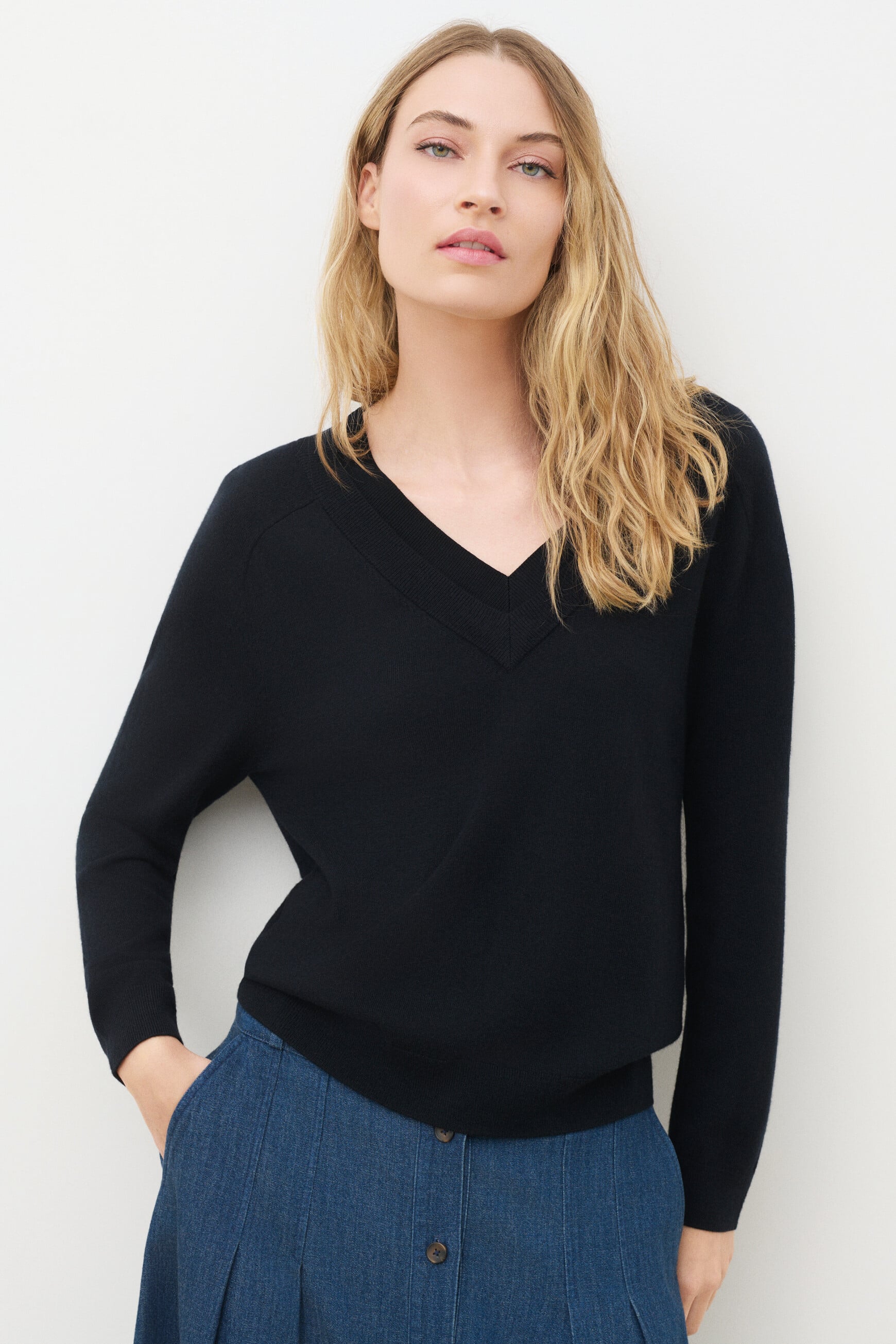Mwanda sweater black woman