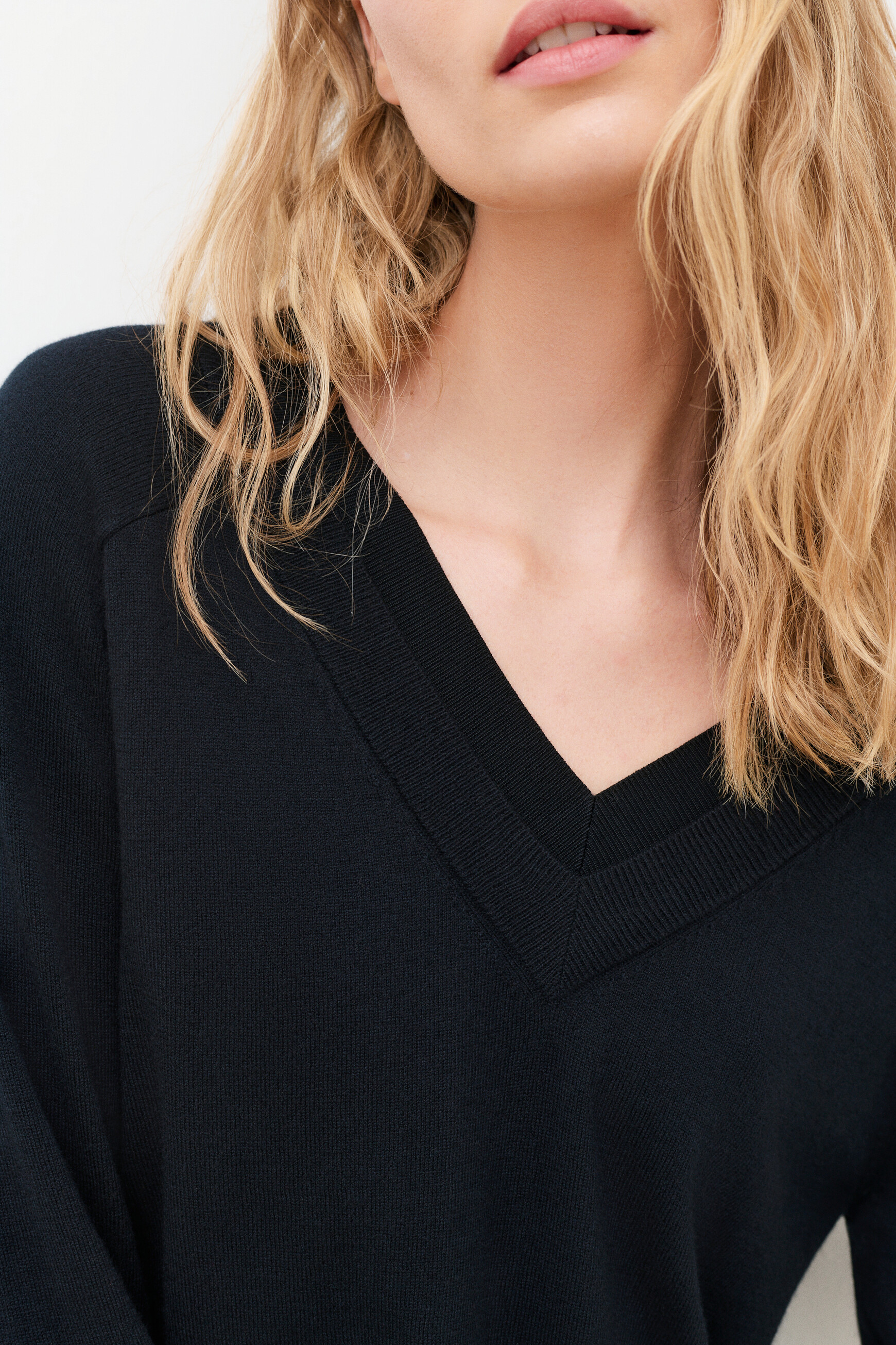 Mwanda sweater black woman