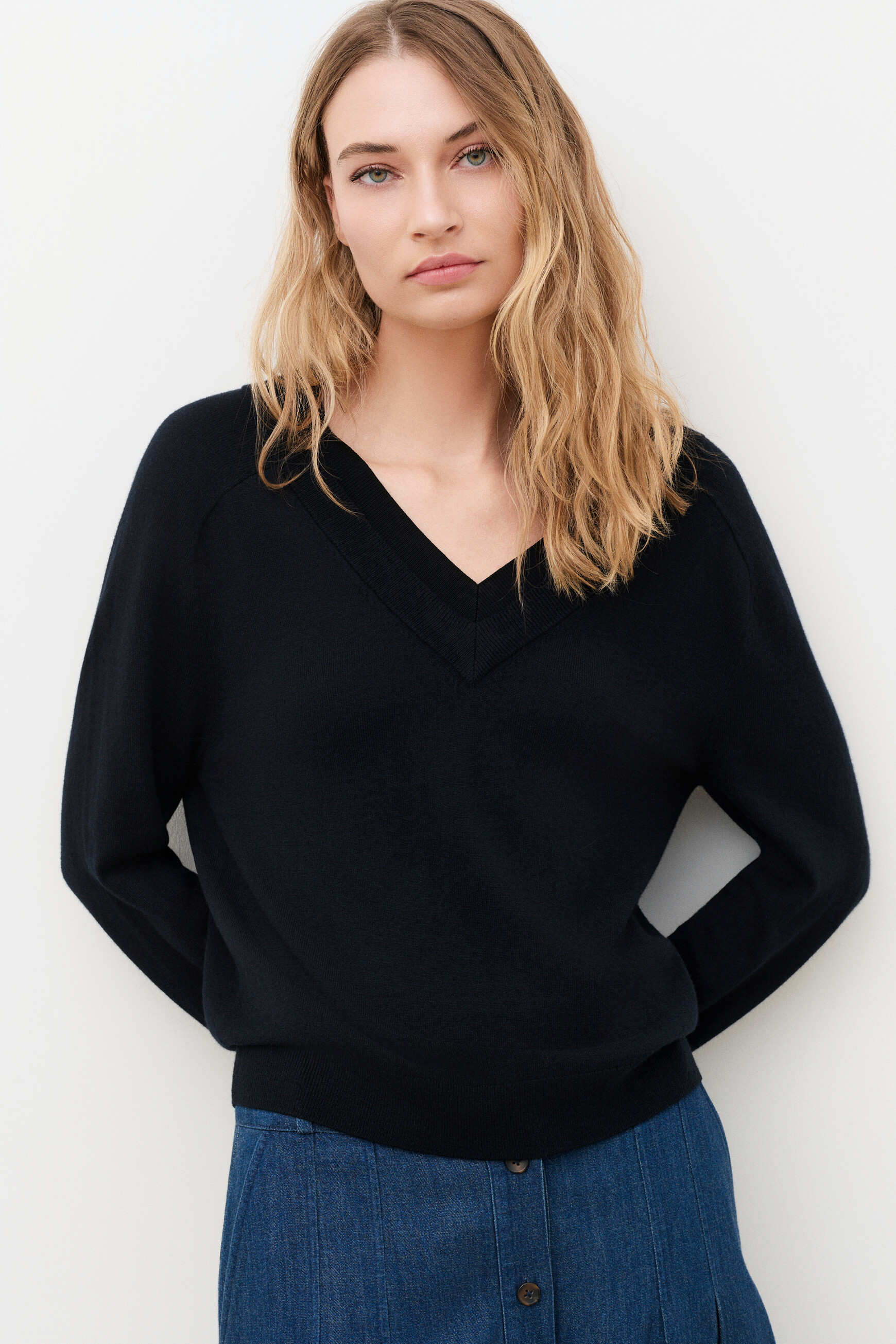 Mwanda sweater black woman