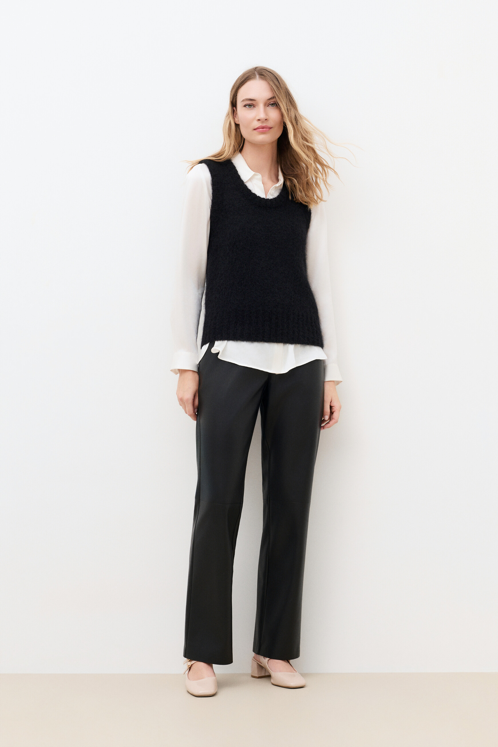 Mvanya sweater black woman