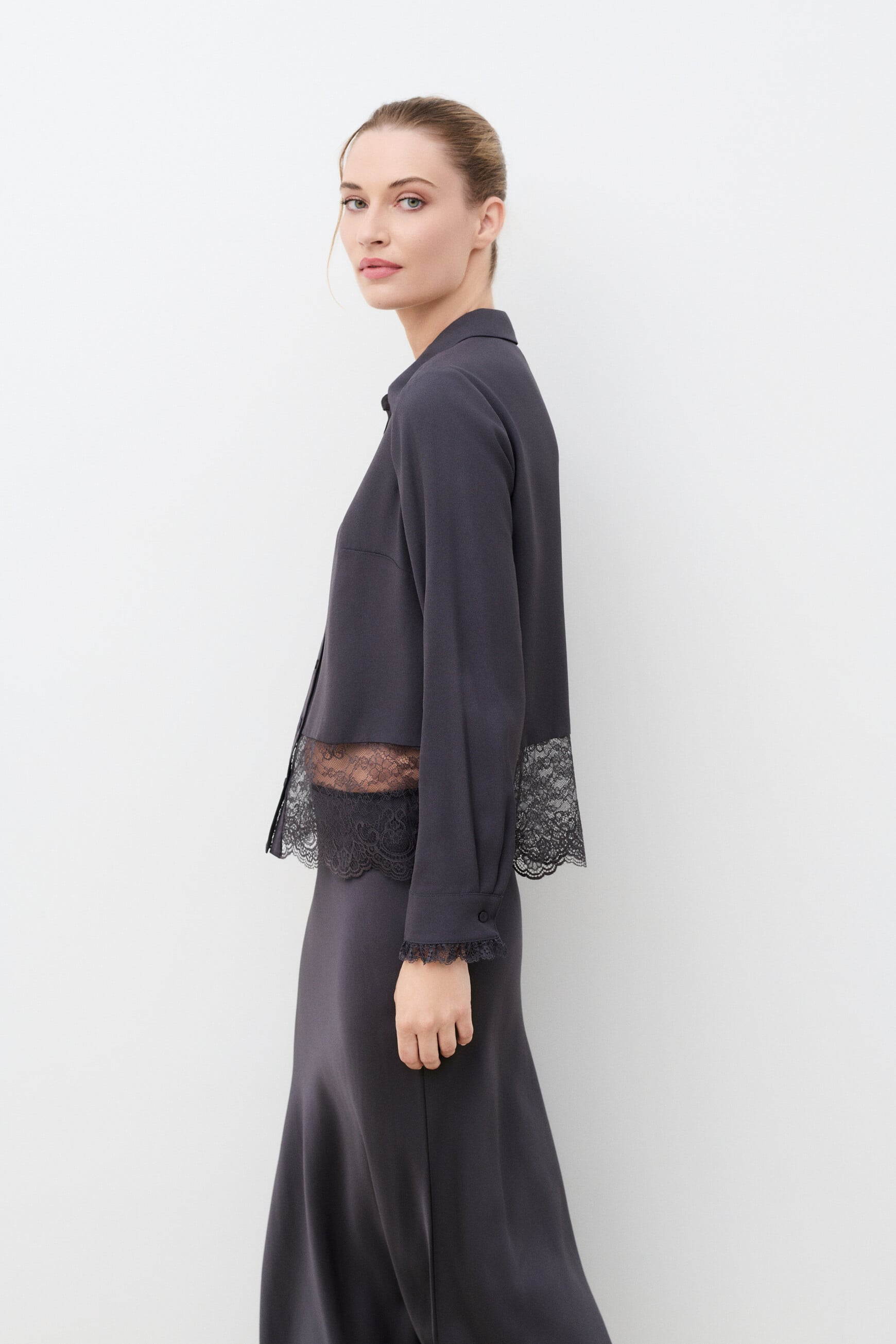 Celibrity shirt grey woman