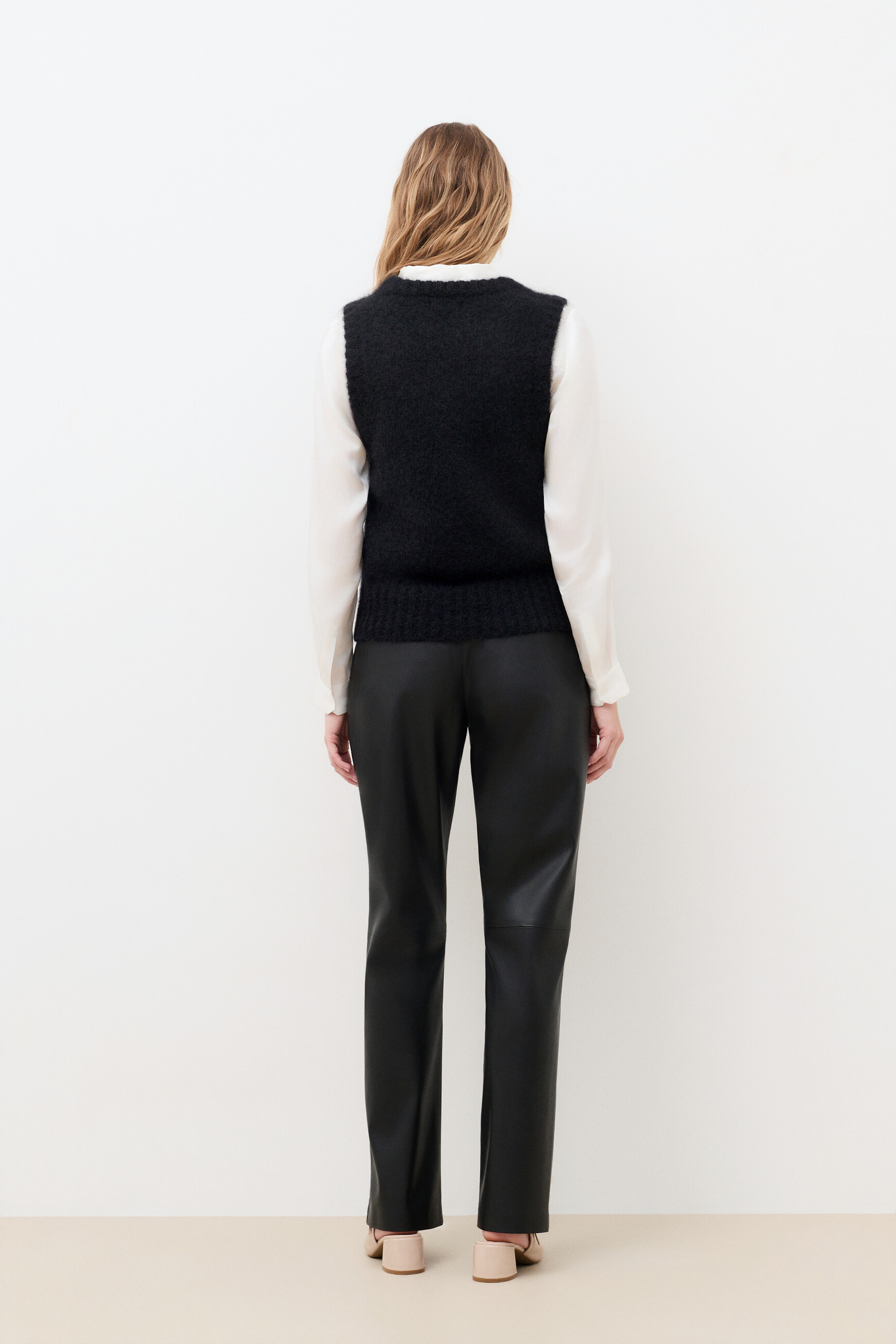 Mvanya sweater black woman