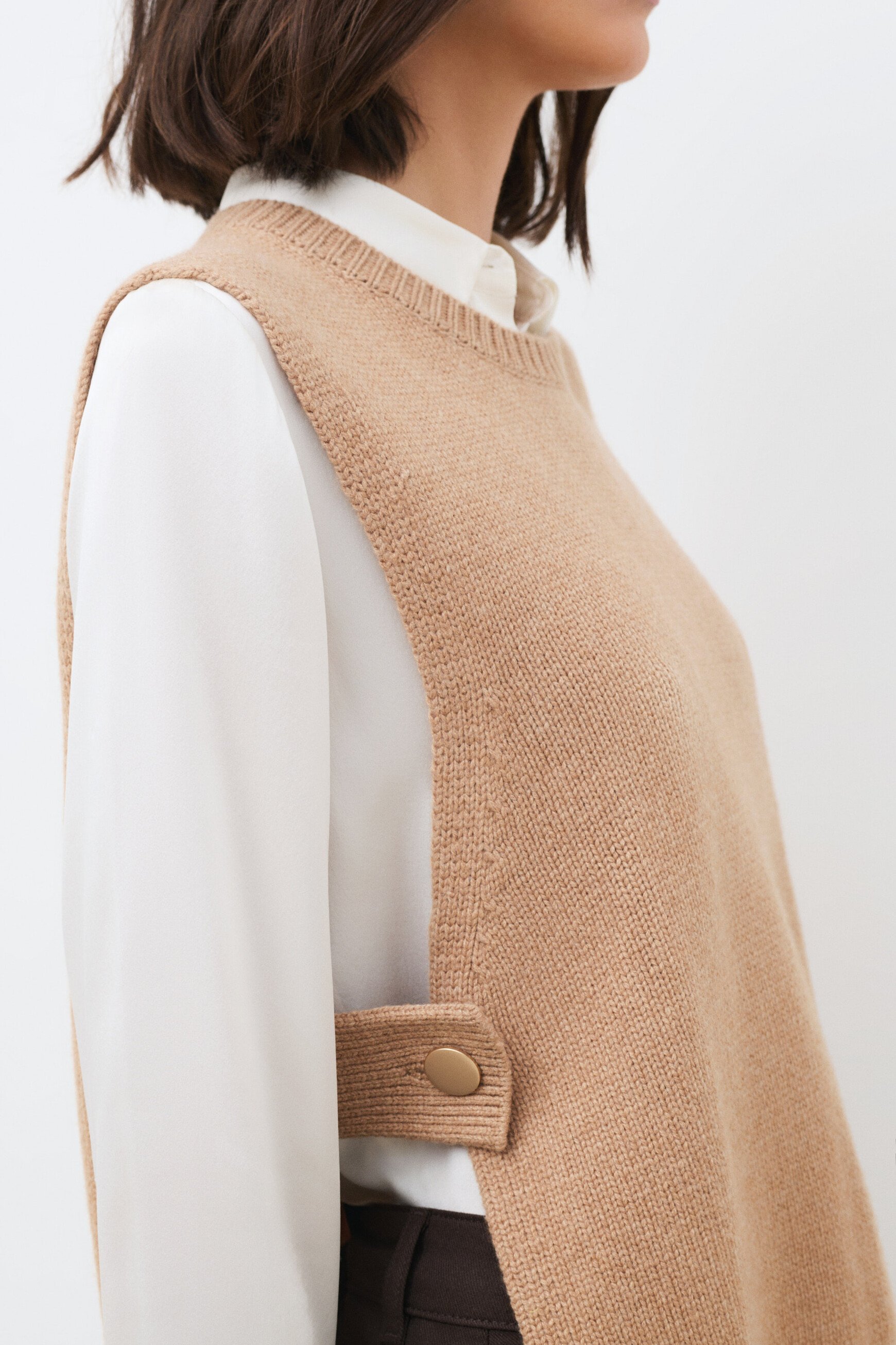 hevy poncho camel woman