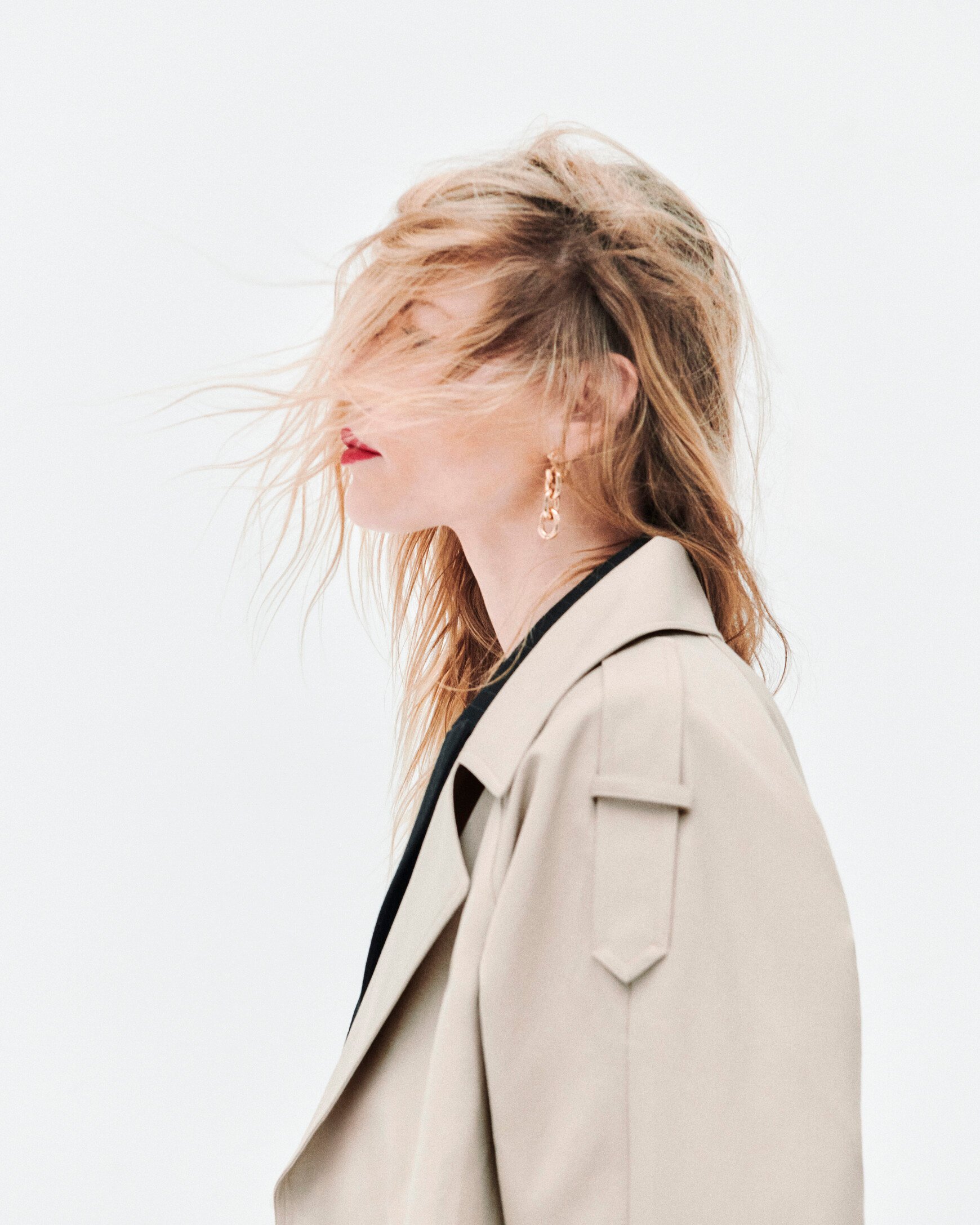gourmand trench coat sand woman