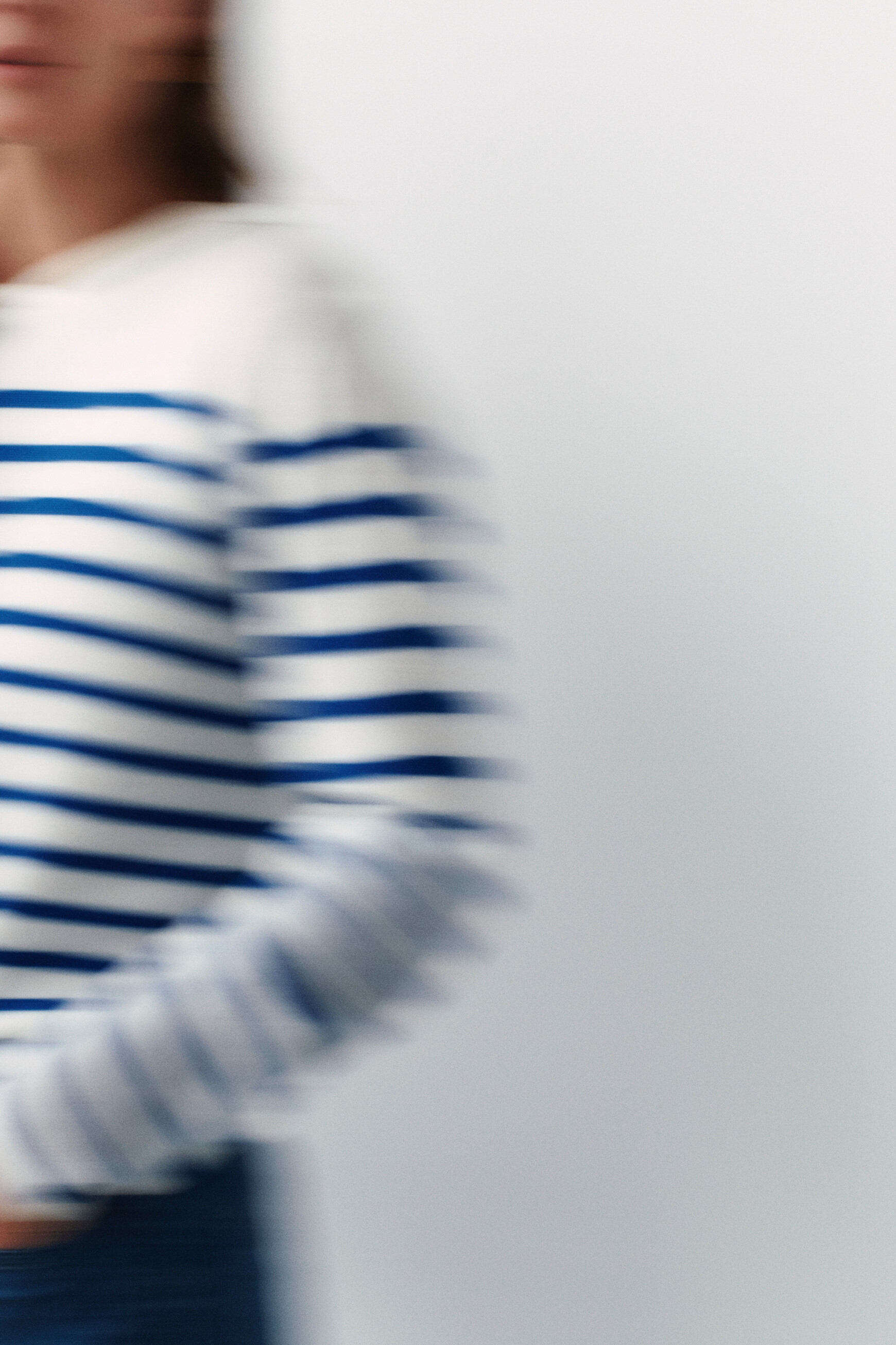 pull capuche leana bleu electrique femme pull capuche leana bleu electrique femme