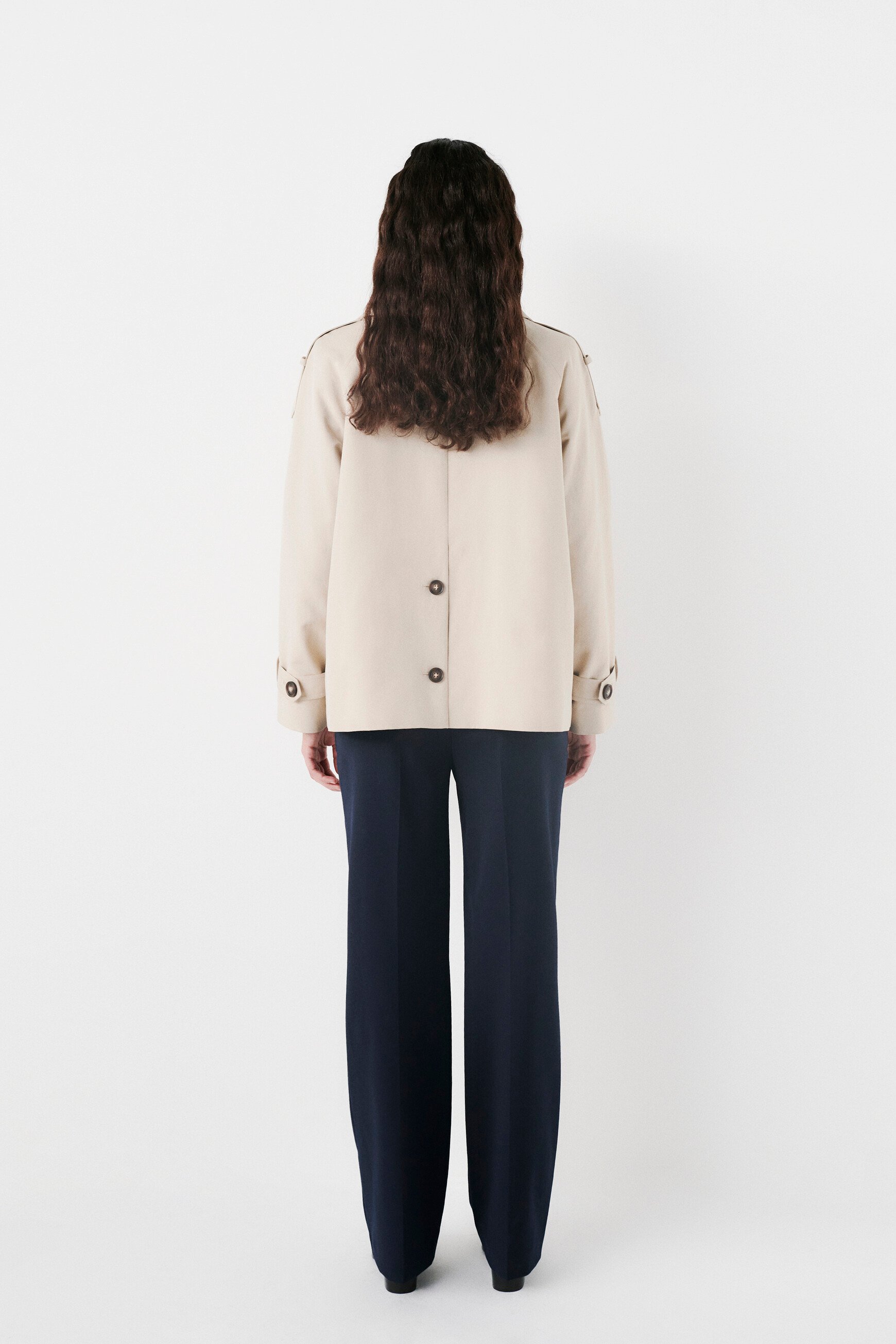 gourmand trench coat sand woman