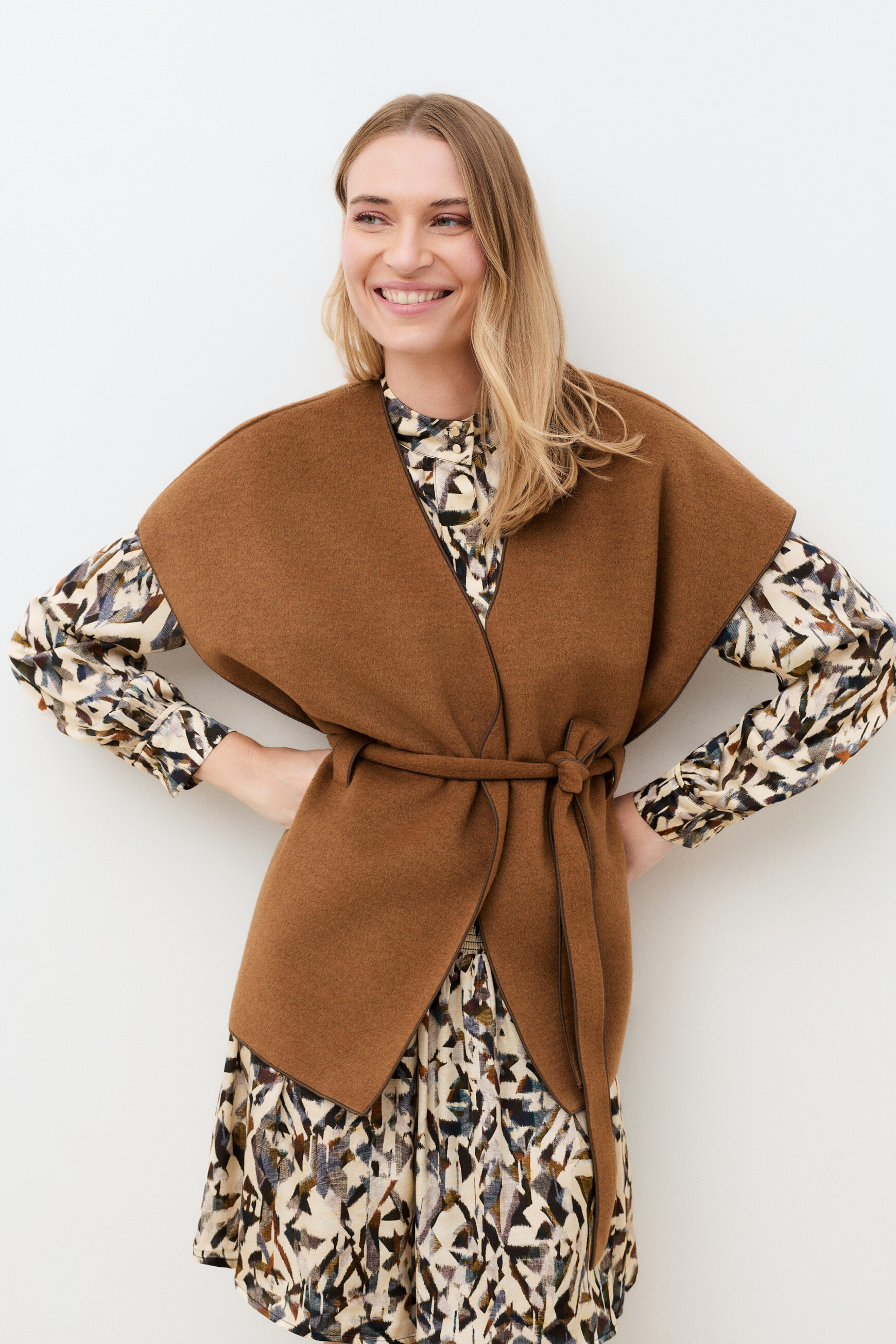 Hasora poncho dark brown woman