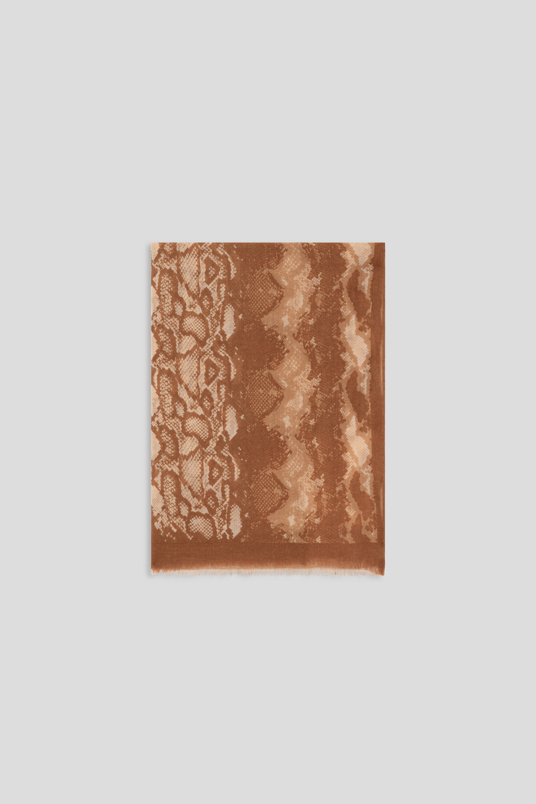 Lepythea scarf camel woman