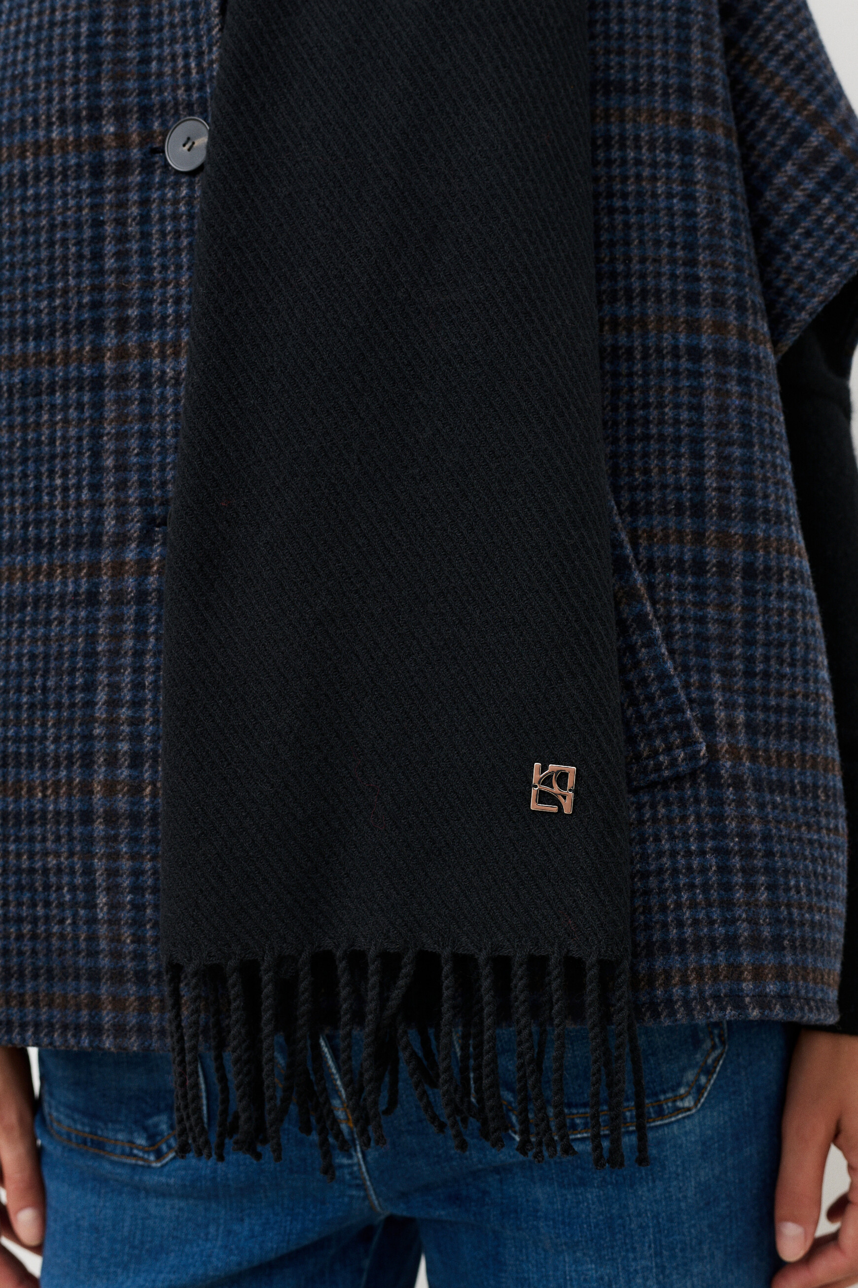 Martuni scarf black woman