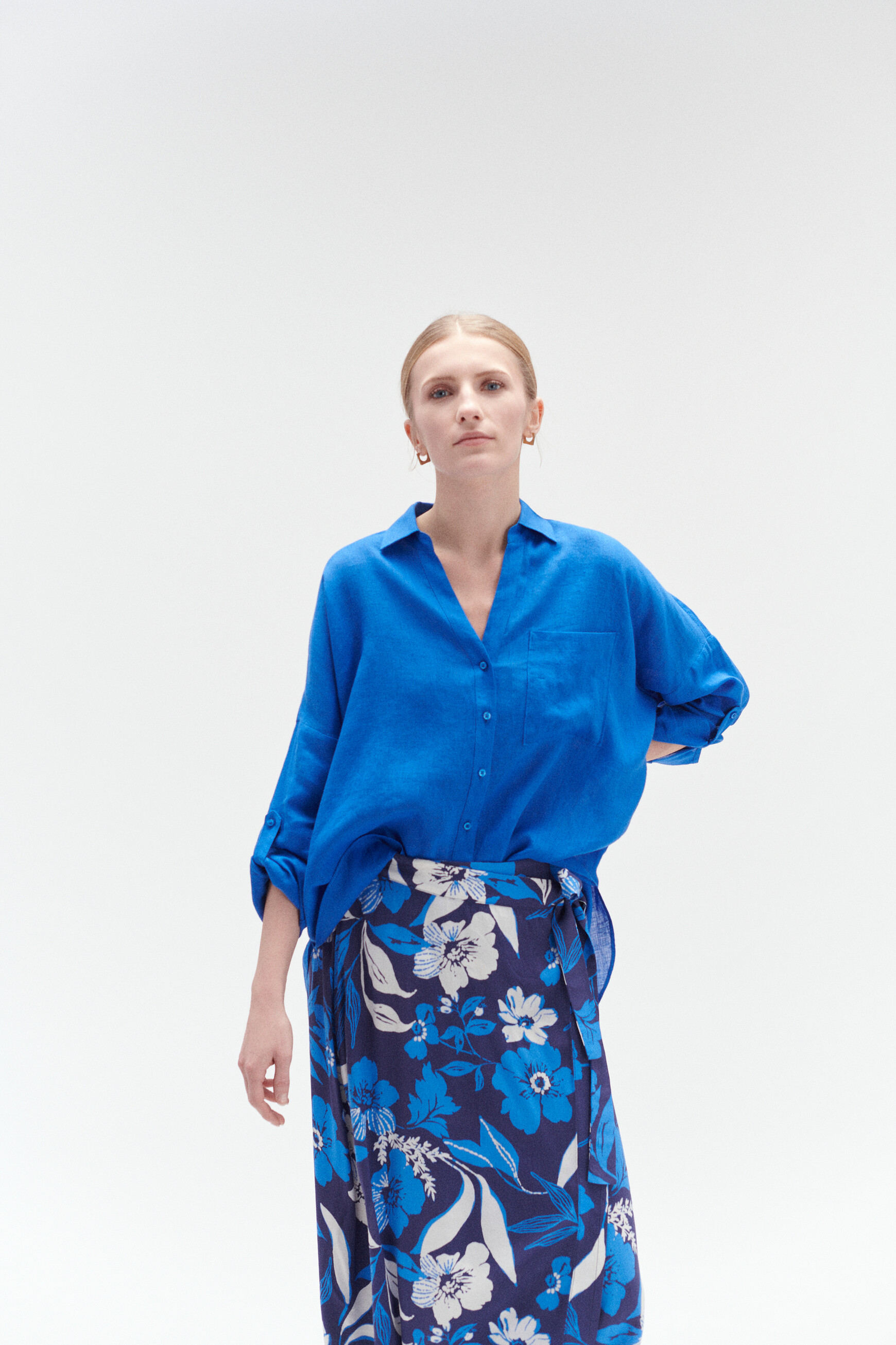 camisa sandy oversize 100 linho azul electrico mulher Camisa sandy oversize 100% linho azul eléctrico mulher