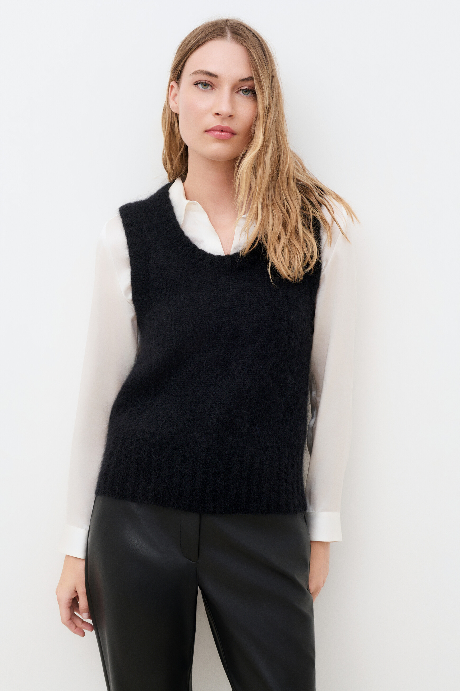 Mvanya sweater black woman
