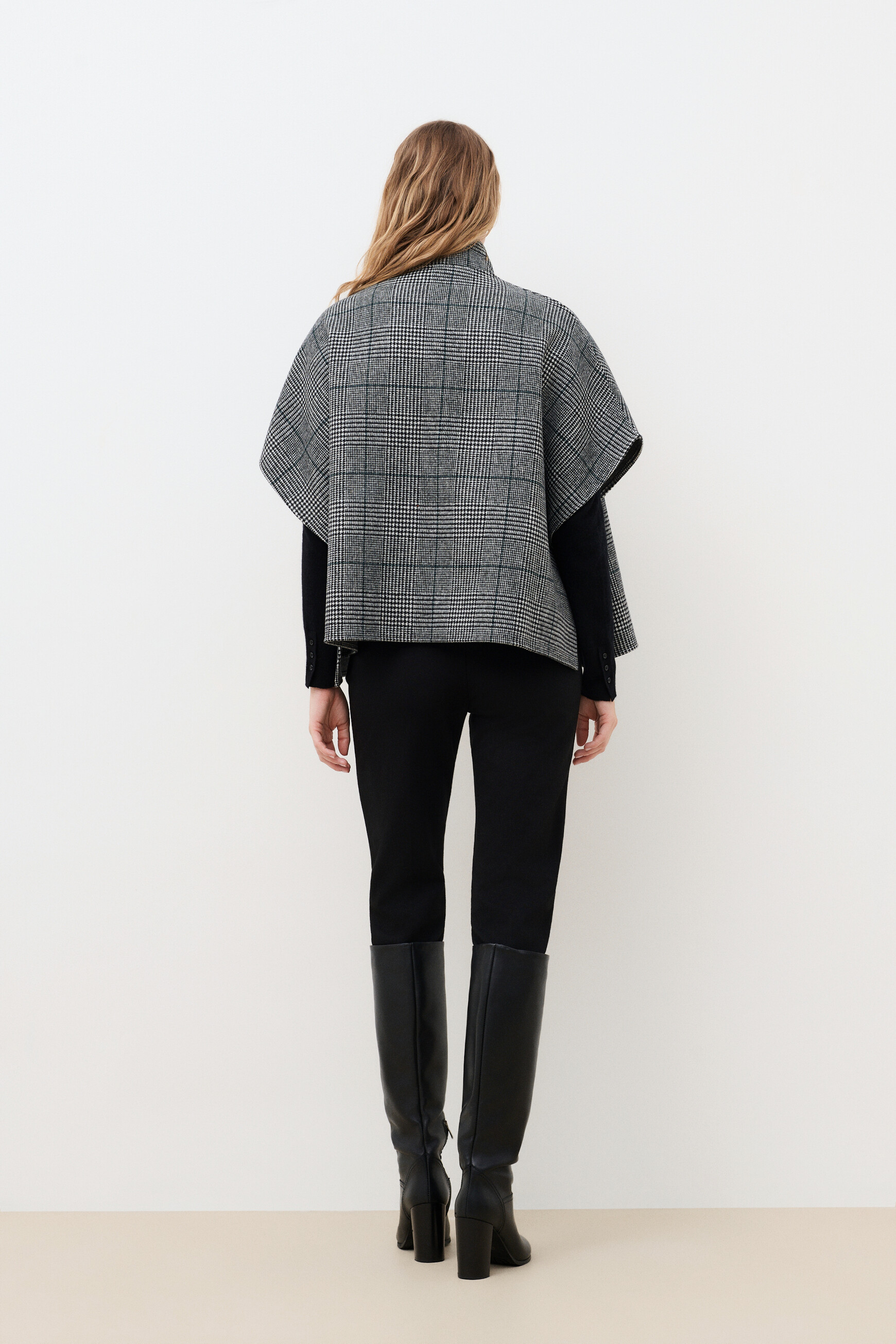 Holan5 poncho black woman