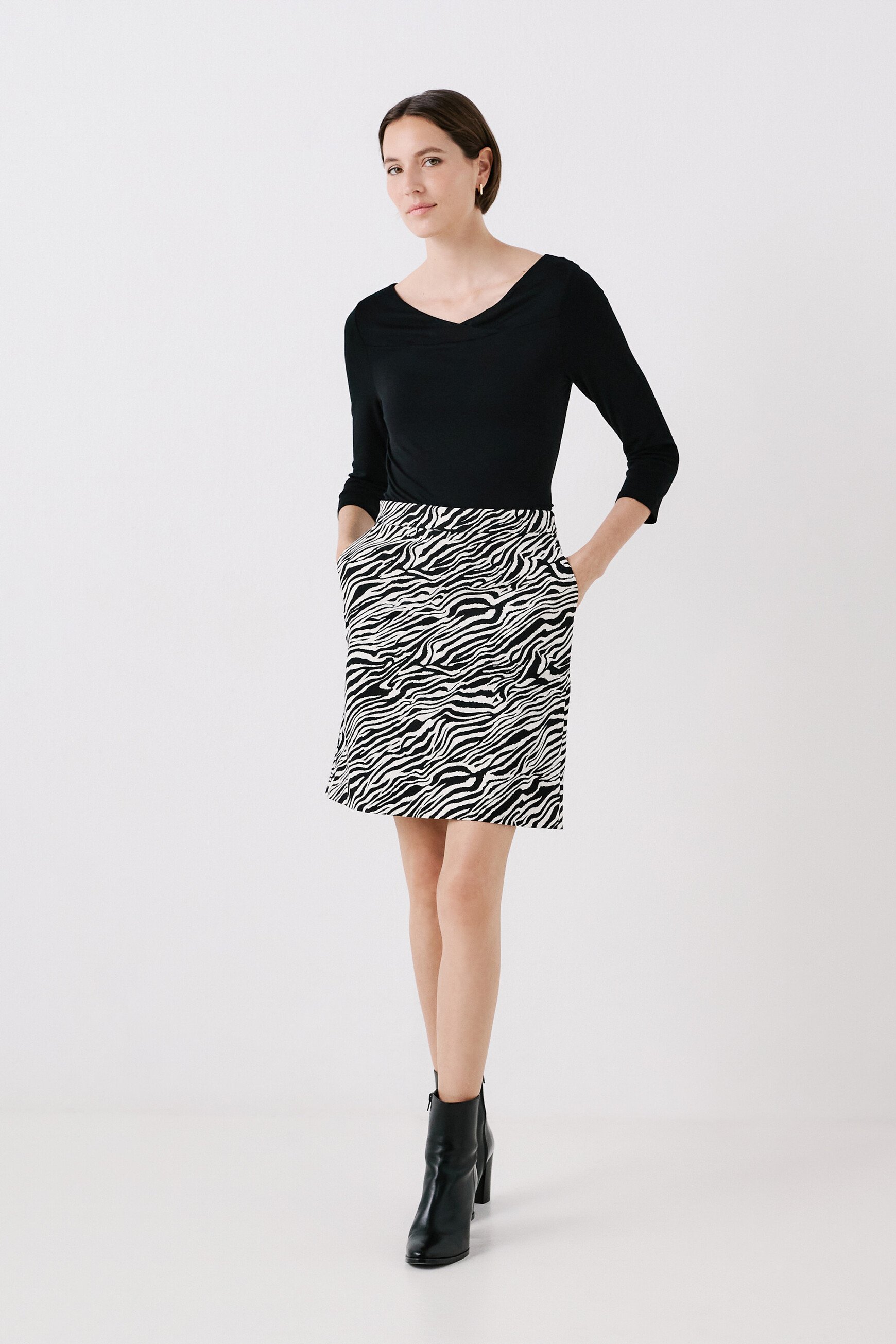janya2 skirt black woman