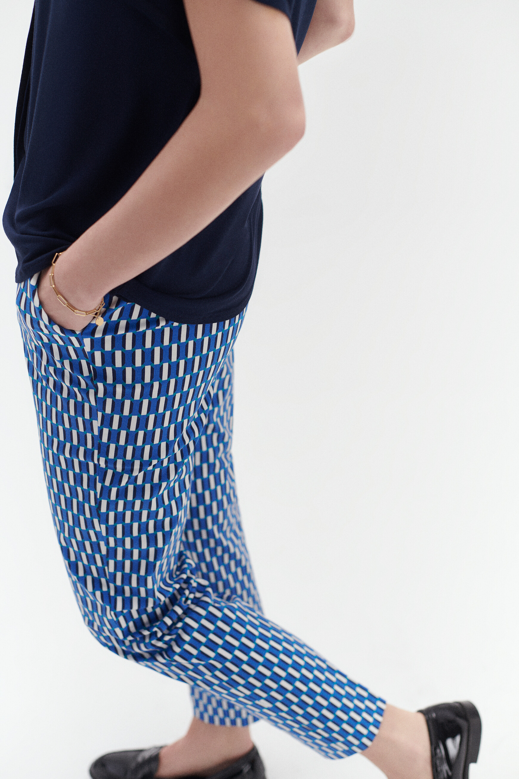 Pantalón Gabin con estampados gráficos azul marino mujer | Caroll Pantalón Gabin con estampados gráficos azul marino mujer | Caroll