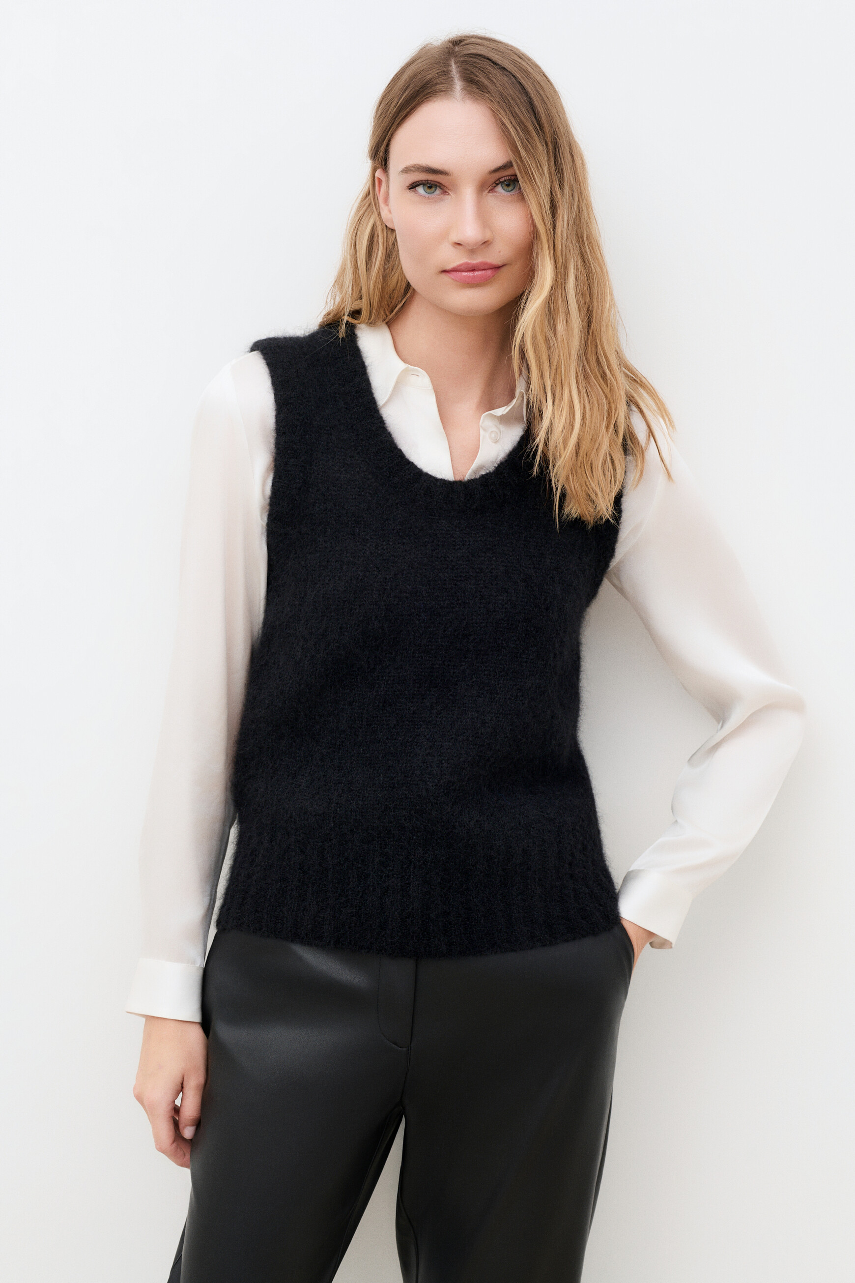 Mvanya sweater black woman