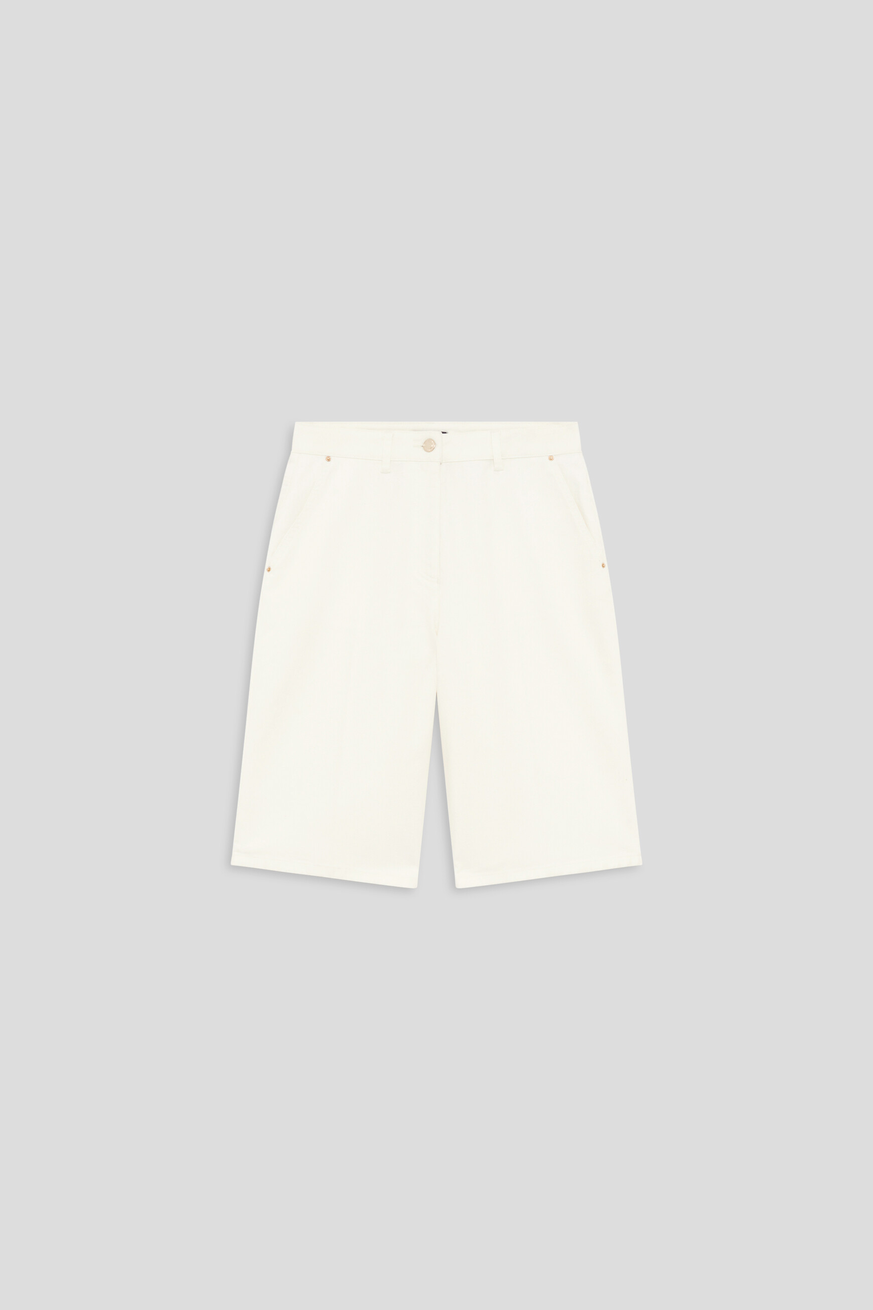 Short Permuda white woman