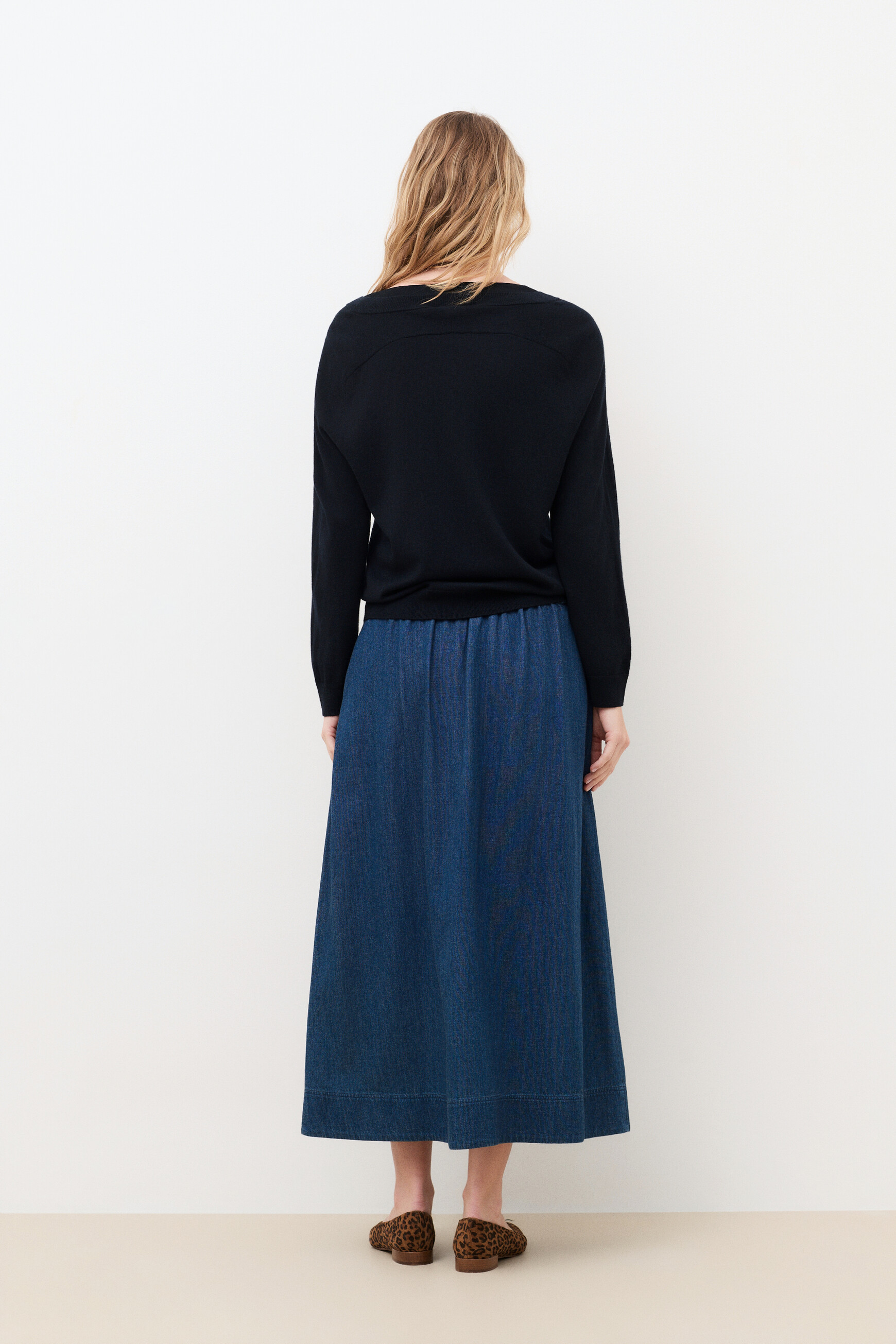 Mwanda sweater black woman