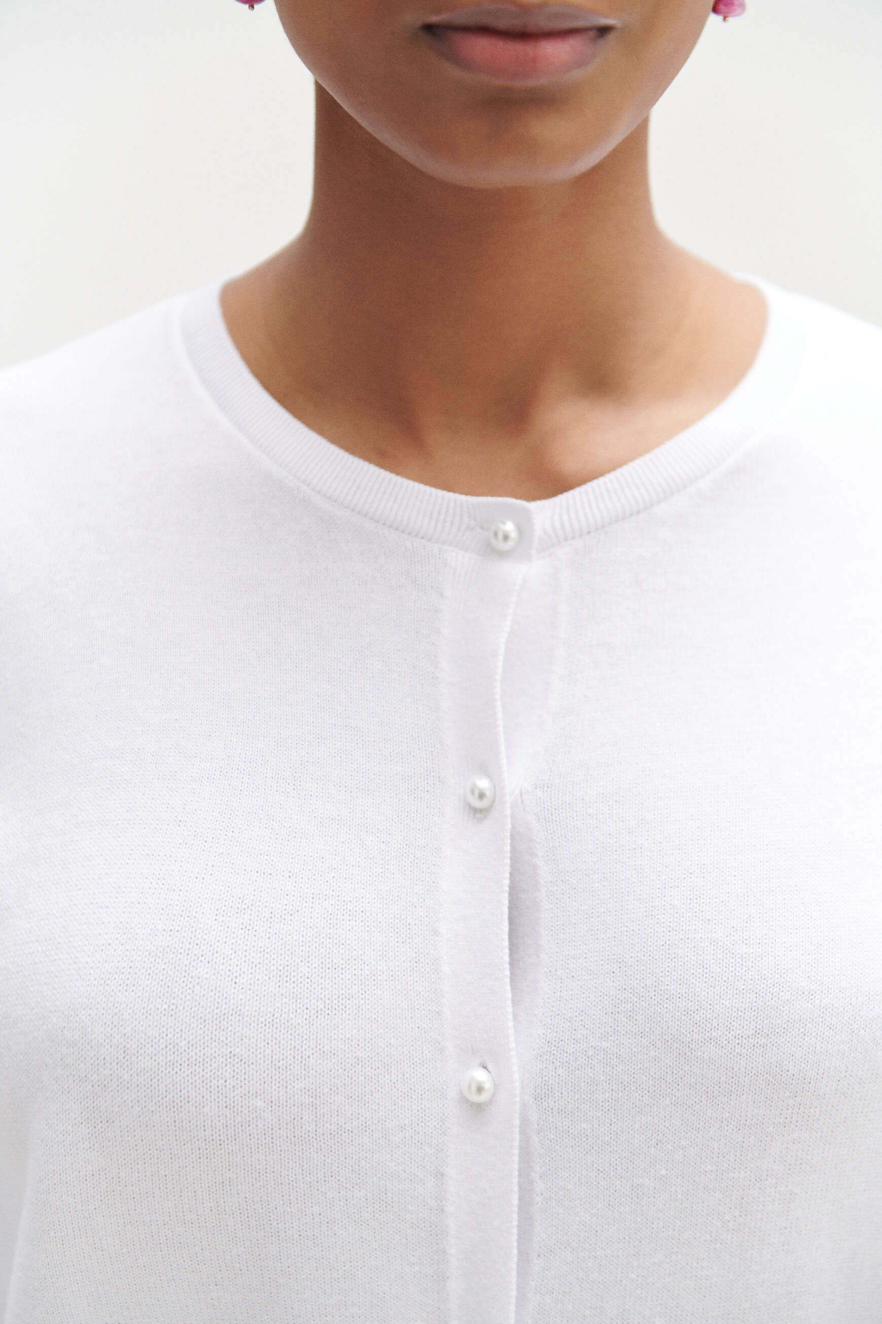 cardigan cary a boutons perles blanc femme Cardigan cary à boutons perlés blanc femme