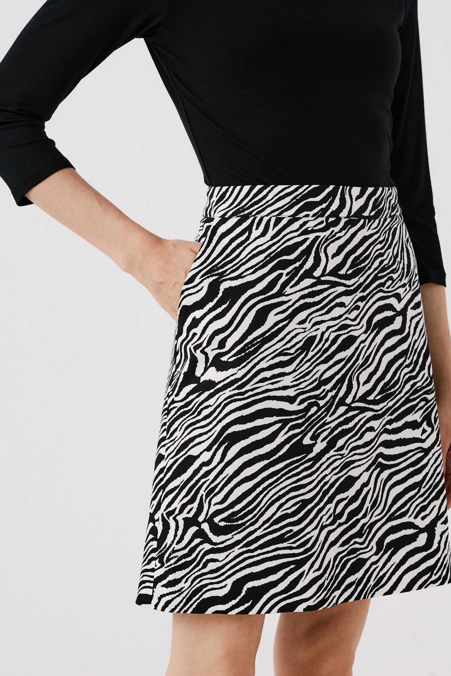janya2 skirt black woman