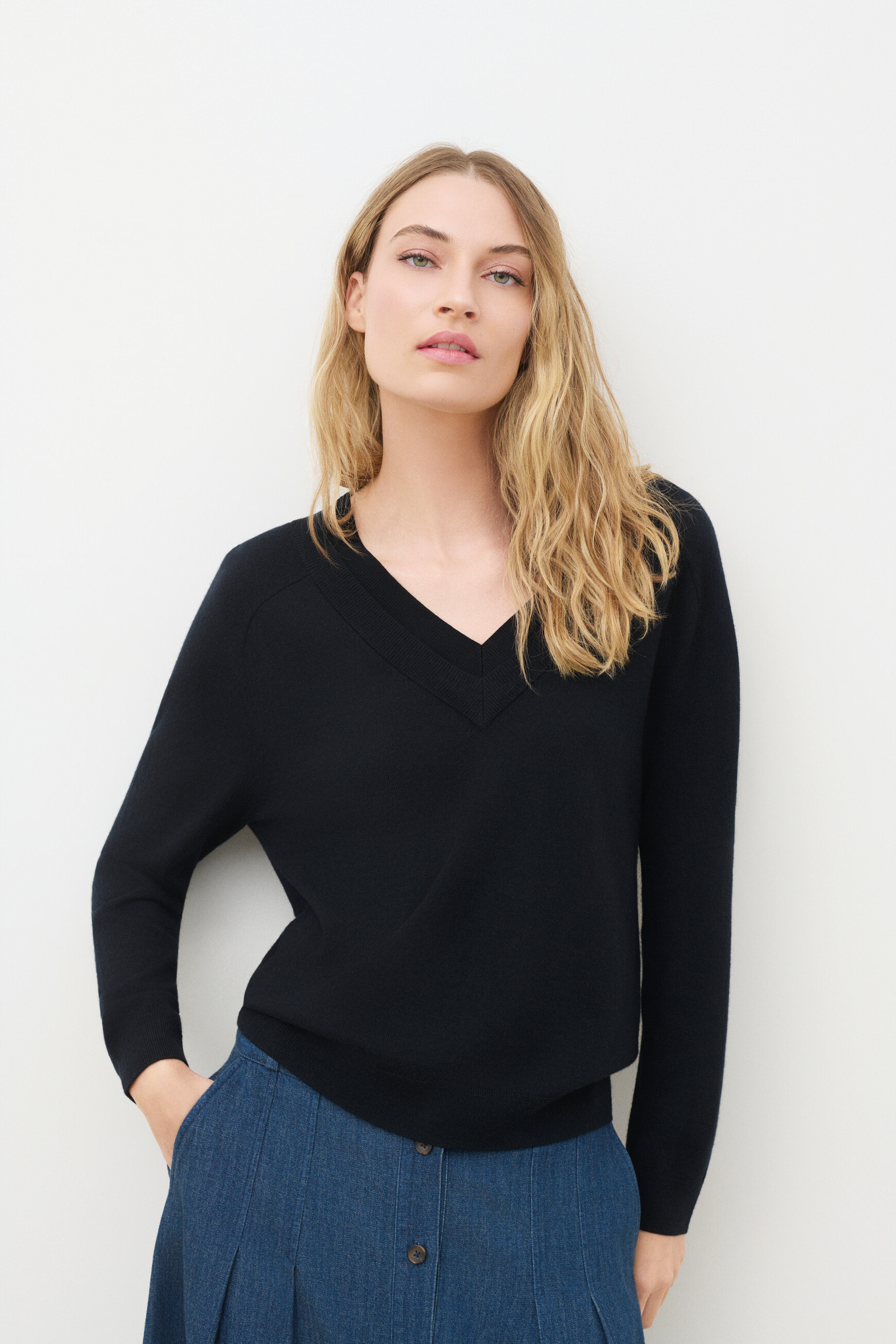 Mwanda sweater black woman