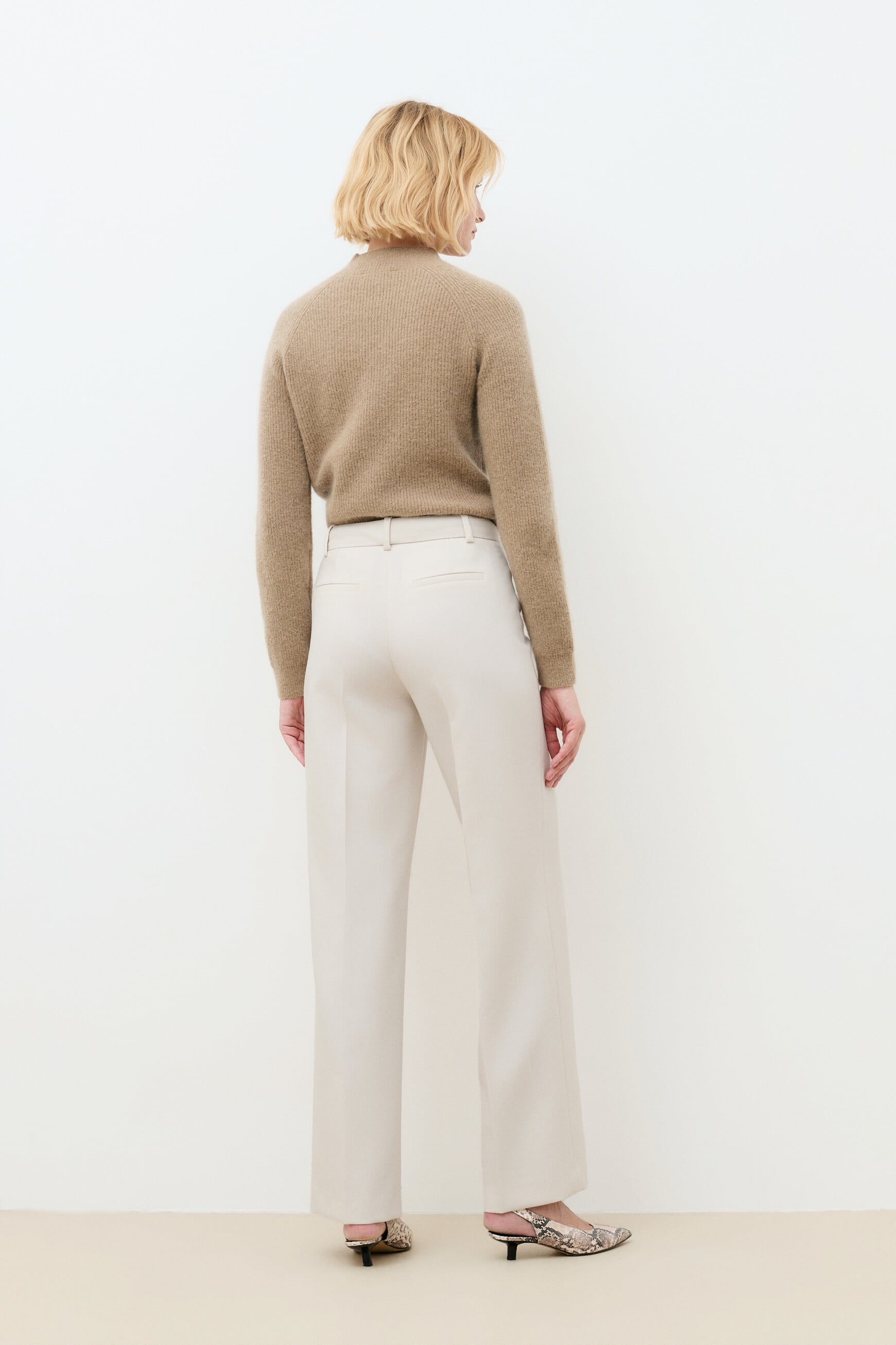 Pantal&oacute;n Pseraphin crema mujer