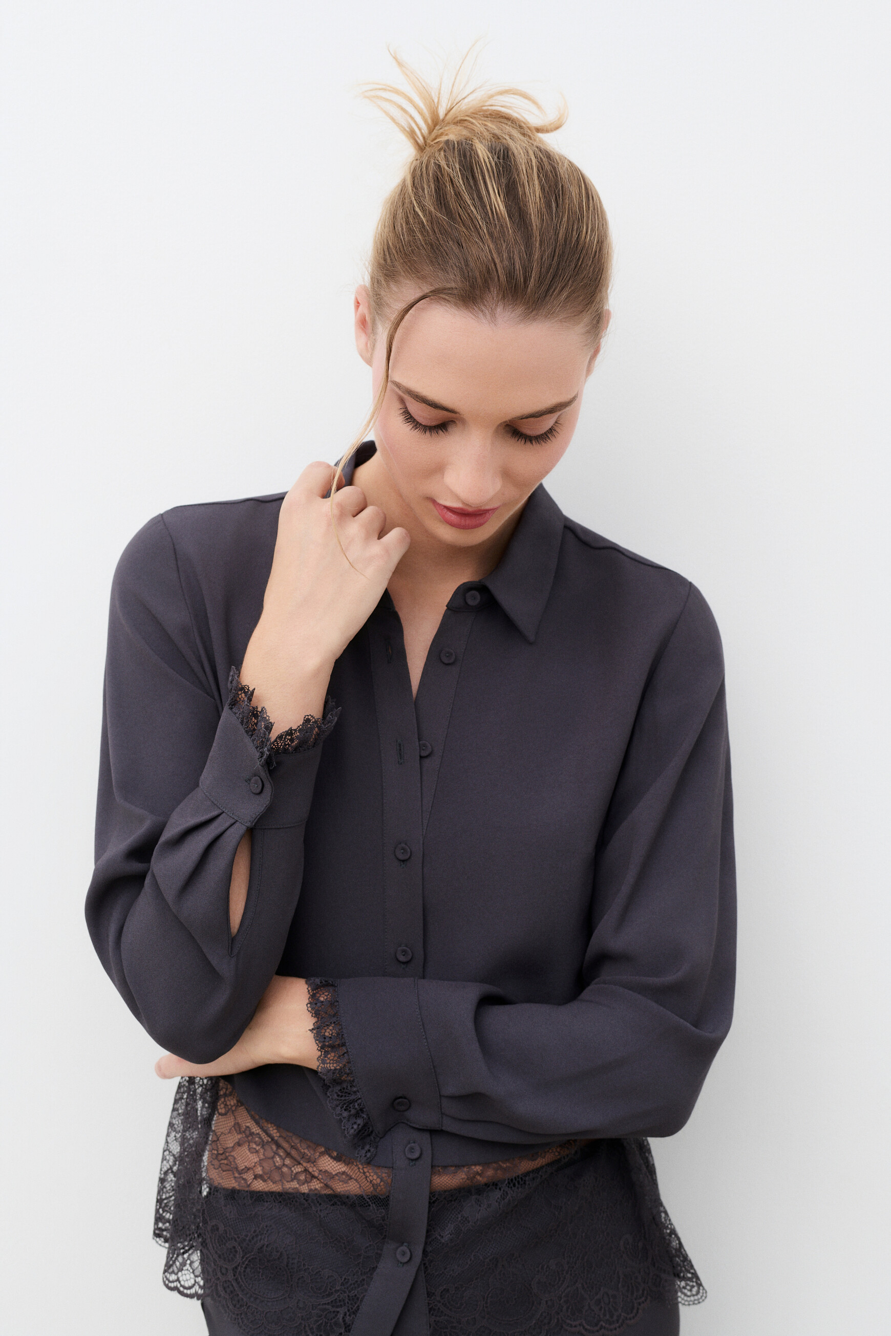 Celibrity shirt grey woman