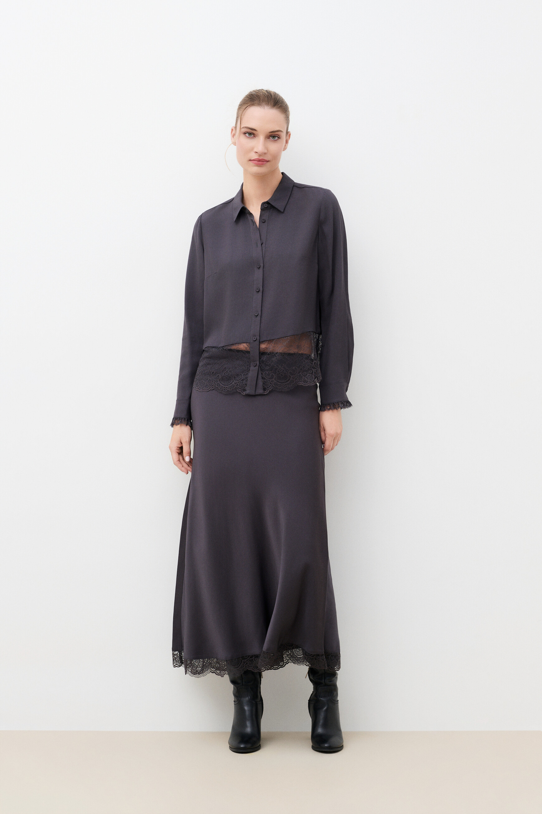Celibrity shirt grey woman
