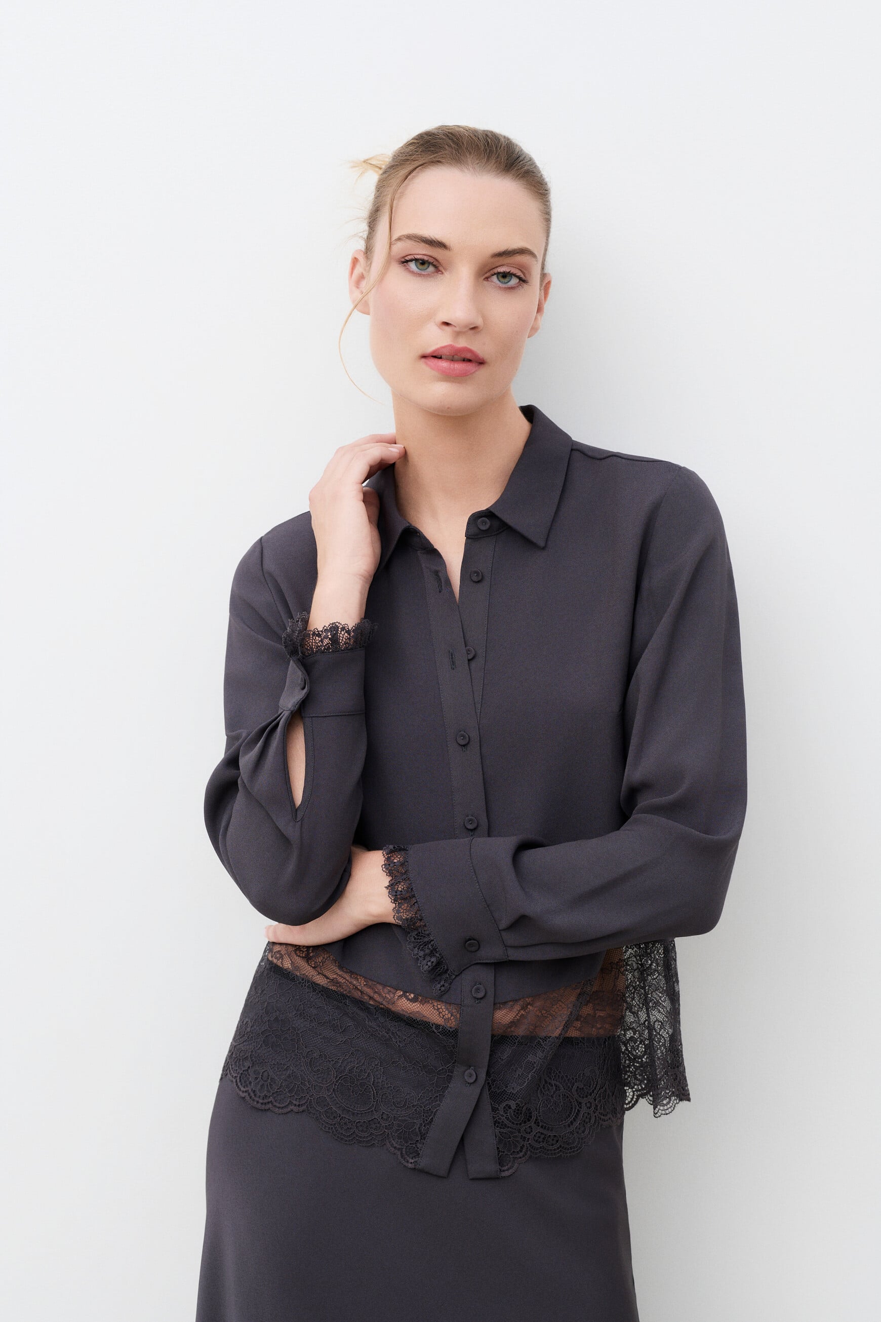 Celibrity shirt grey woman