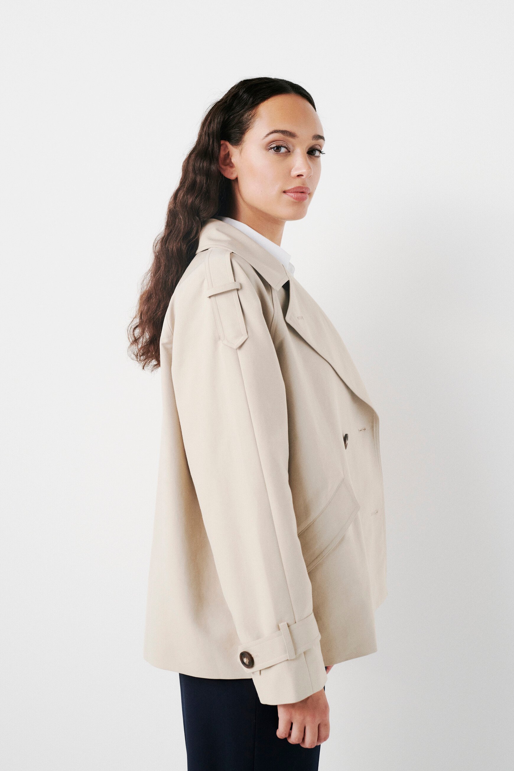 gourmand trench coat sand woman
